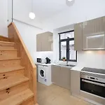 Appartamento Charming Campo De Ourique Duplex