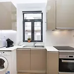 Appartamento Charming Campo De Ourique Duplex