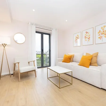 Charming Campo De Ourique Duplex Appartamento *